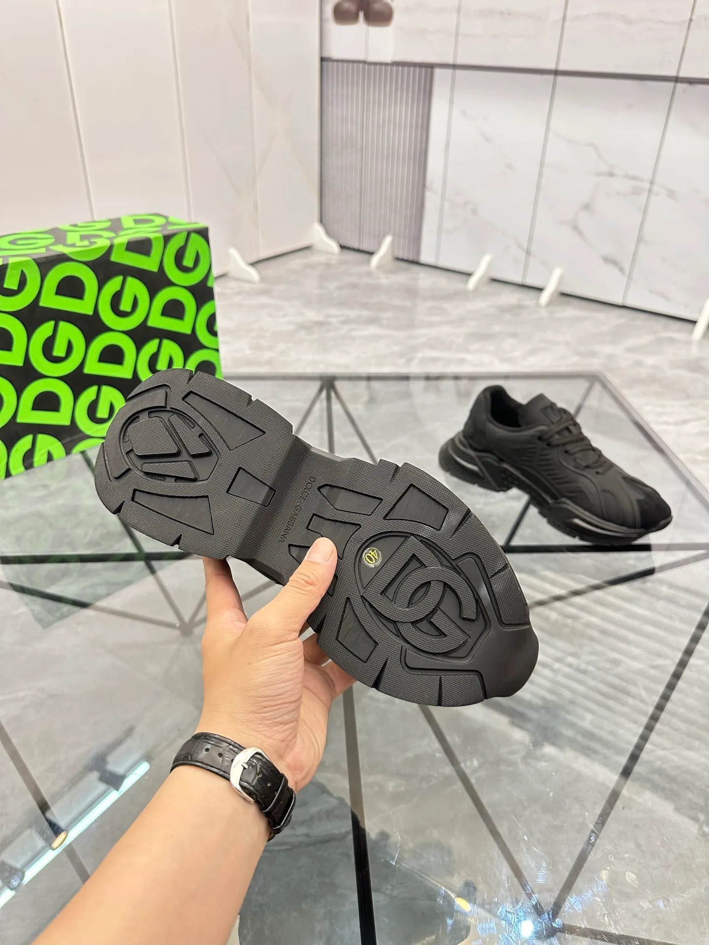 Men's shoes: 💰P560¥ Product trademark: DG "Dolce & Gabbana" low-top casual shoes Regular size: 35-44 (can be customized to 45.46) Couple style Product materials: Upper imported cowhide stitching original material, breathable lining, original outsole. Number: 803